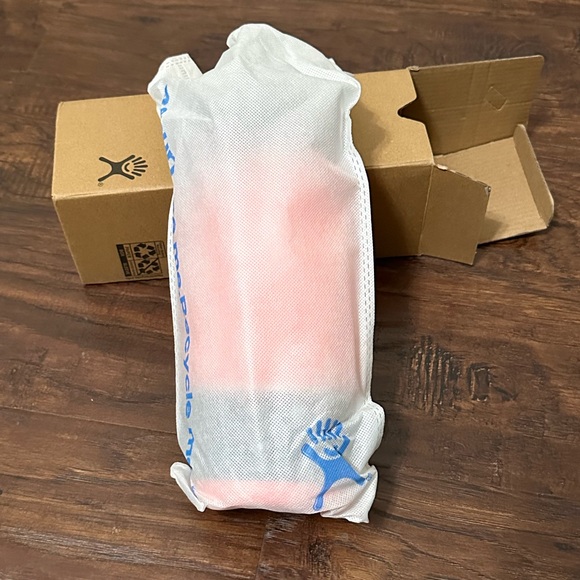 BNWT - Rare Coral Hydroflask - Picture 3 of 4